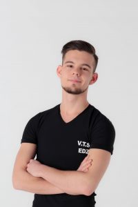 Bényei Botond A kép: https://tancolj-velunk.hu/wp-content/uploads/2021/02/Benyei_Botond-scaled.jpg